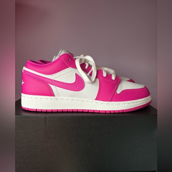 SOLD on cross post 🩷👟Nike Air Jordan 1 Low Shoes👟🩷 - Picture 1 of 3
